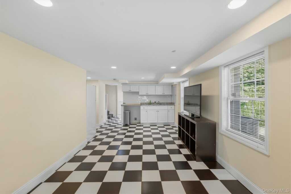 87 Bolton Avenue, White Plains, NY 10605 - Photo 33 of 47