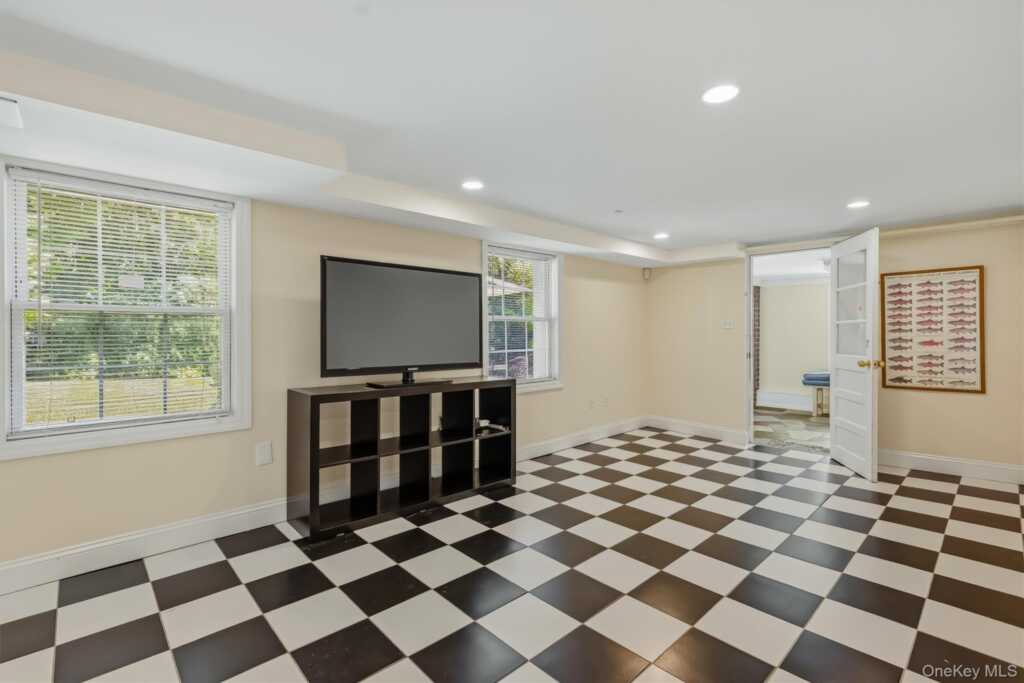87 Bolton Avenue, White Plains, NY 10605 - Photo 34 of 47