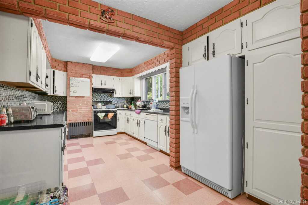4 Ridgeview Avenue, White Plains, NY 10606 - Photo 7 of 44