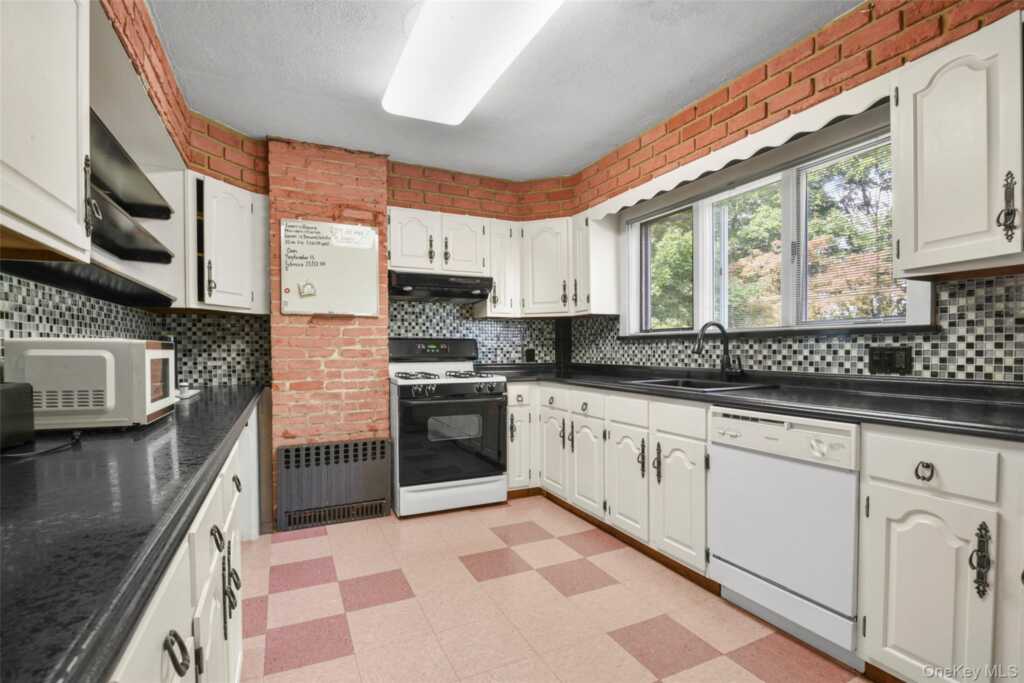 4 Ridgeview Avenue, White Plains, NY 10606 - Photo 8 of 44
