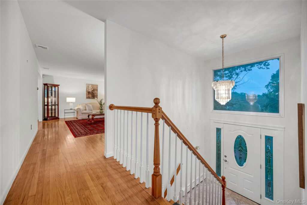 44 Hillside Lane, New Rochelle, NY 10804