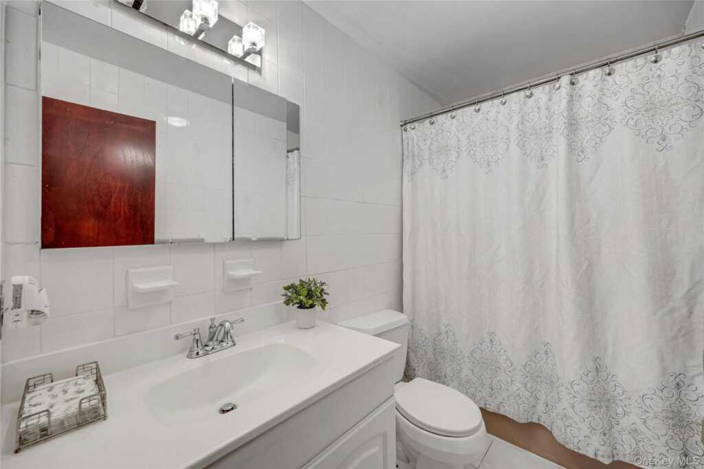 44 Hillside Lane, New Rochelle, NY 10804 - Photo 15 of 34
