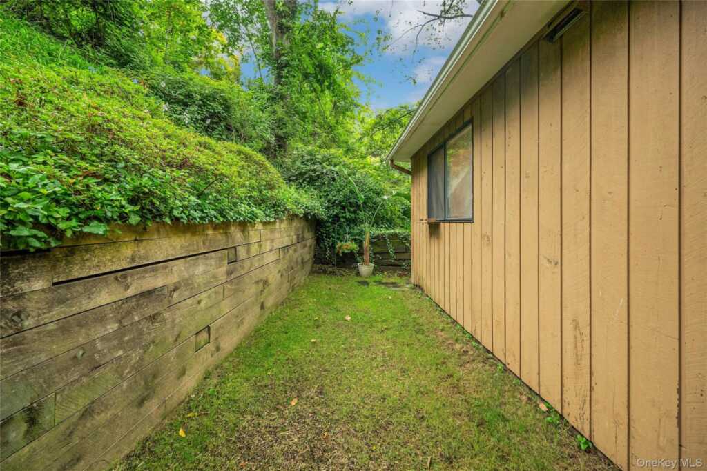 44 Hillside Lane, New Rochelle, NY 10804 - Photo 18 of 34