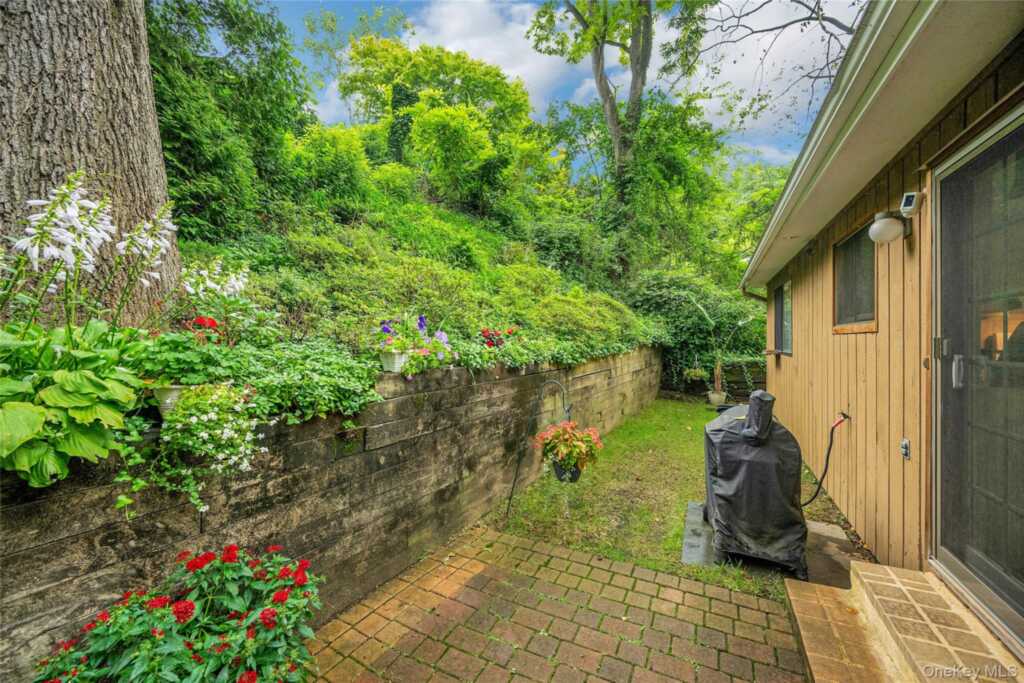 44 Hillside Lane, New Rochelle, NY 10804 - Photo 27 of 34