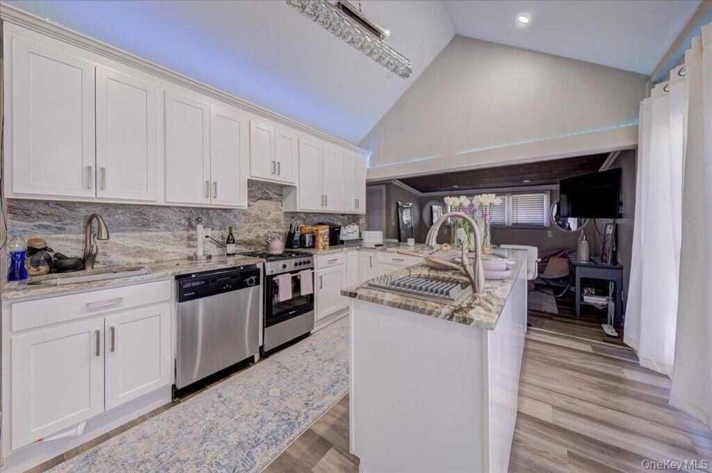 98 Pomona Rd, Suffern, NY 10901 - Photo 3 of 24