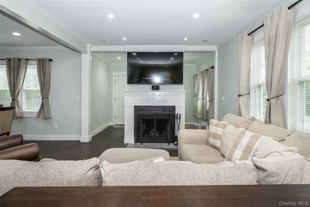 54 Ronalds Avenue, New Rochelle, NY 10801 - Photo 2 of 29