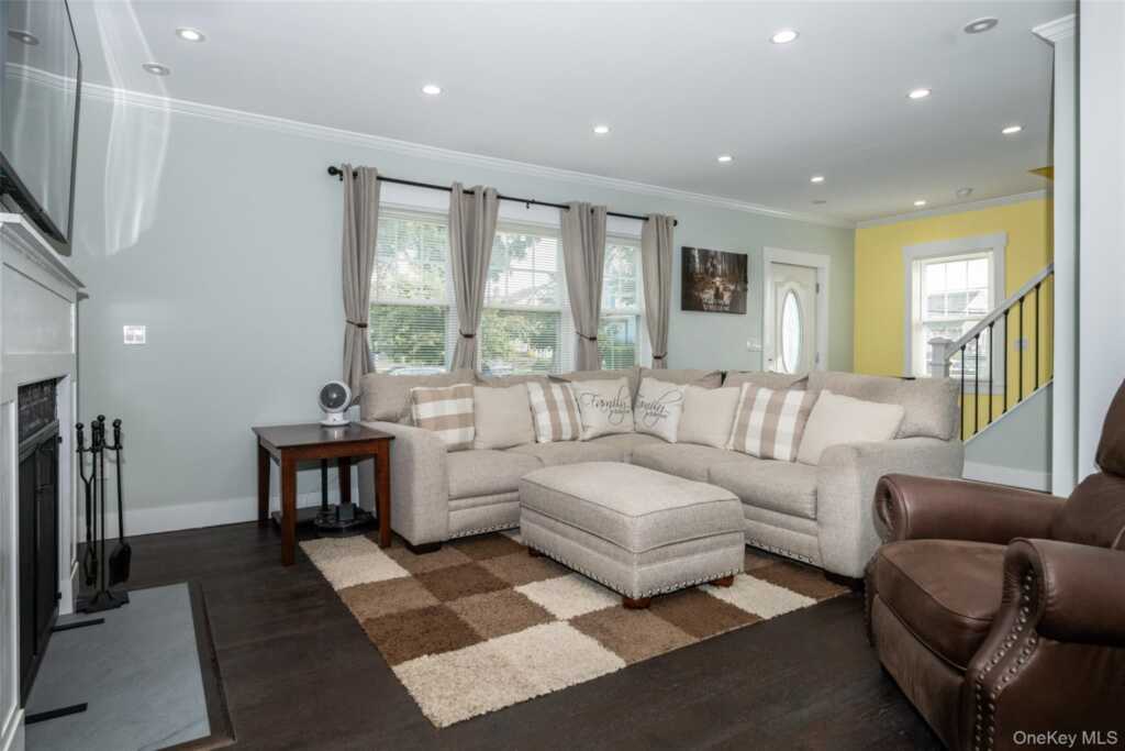 54 Ronalds Avenue, New Rochelle, NY 10801 - Photo 3 of 29