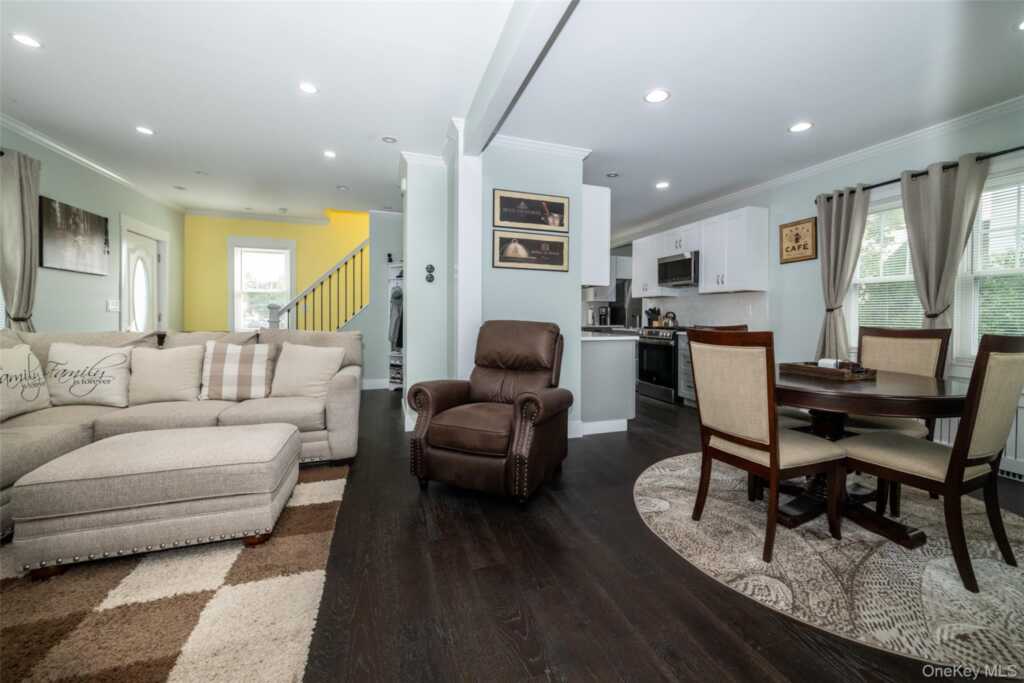 54 Ronalds Avenue, New Rochelle, NY 10801 - Photo 4 of 29