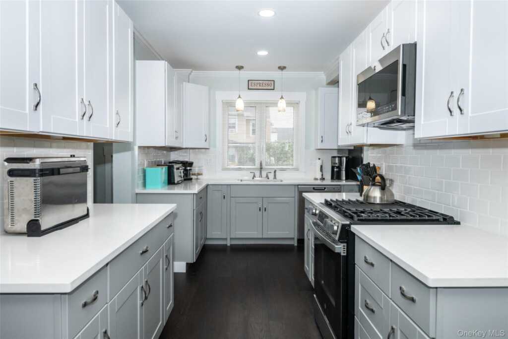 54 Ronalds Avenue, New Rochelle, NY 10801 - Photo 8 of 29