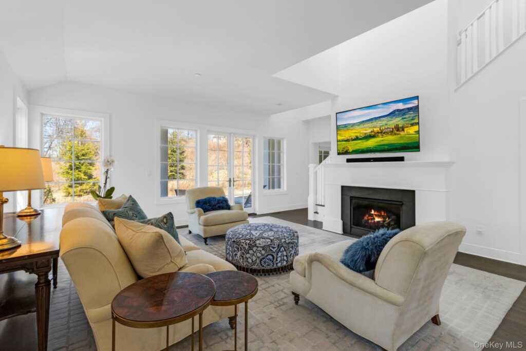 15 Honeysuckle Lane, Rye, NY 10573 - Photo 4 of 48