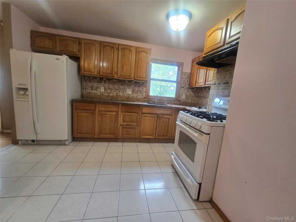 882 Stockton Road, Valley Cottage, NY 10989 - Photo 2 of 15
