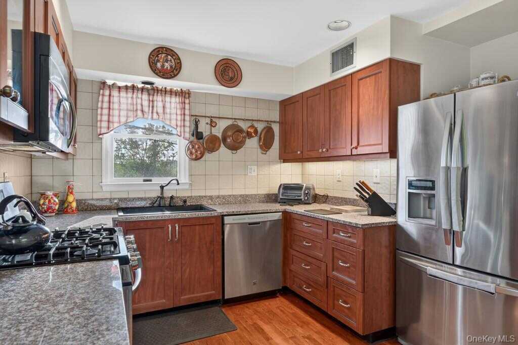 160 Hillside Avenue, Nyack, NY 10960 - Photo 8 of 30