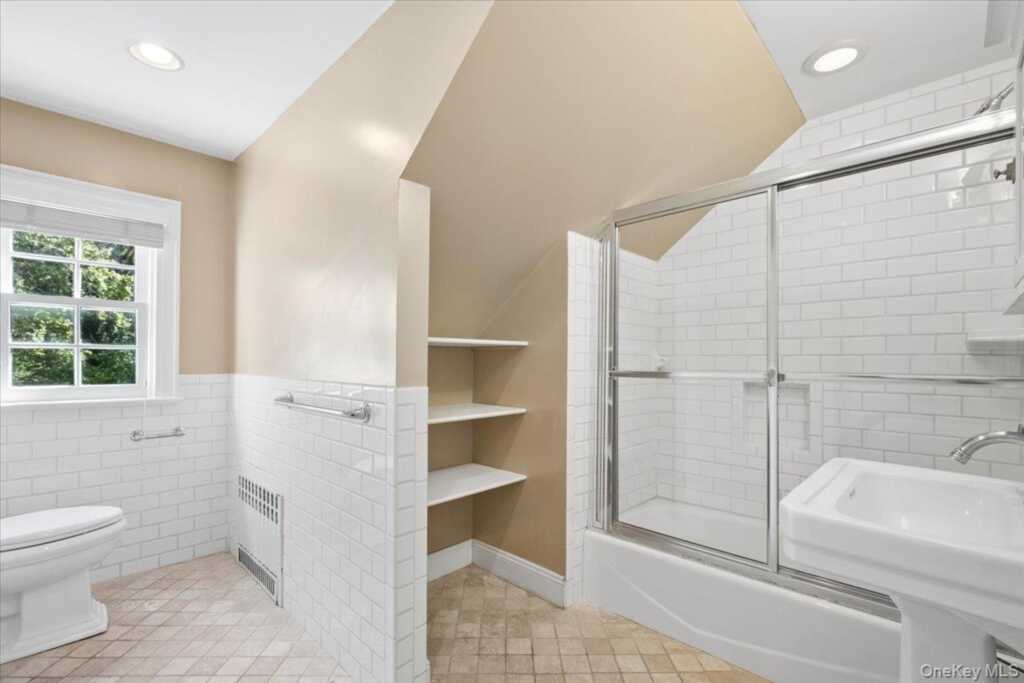 451 Beechmont Drive, New Rochelle, NY 10804 - Photo 23 of 36