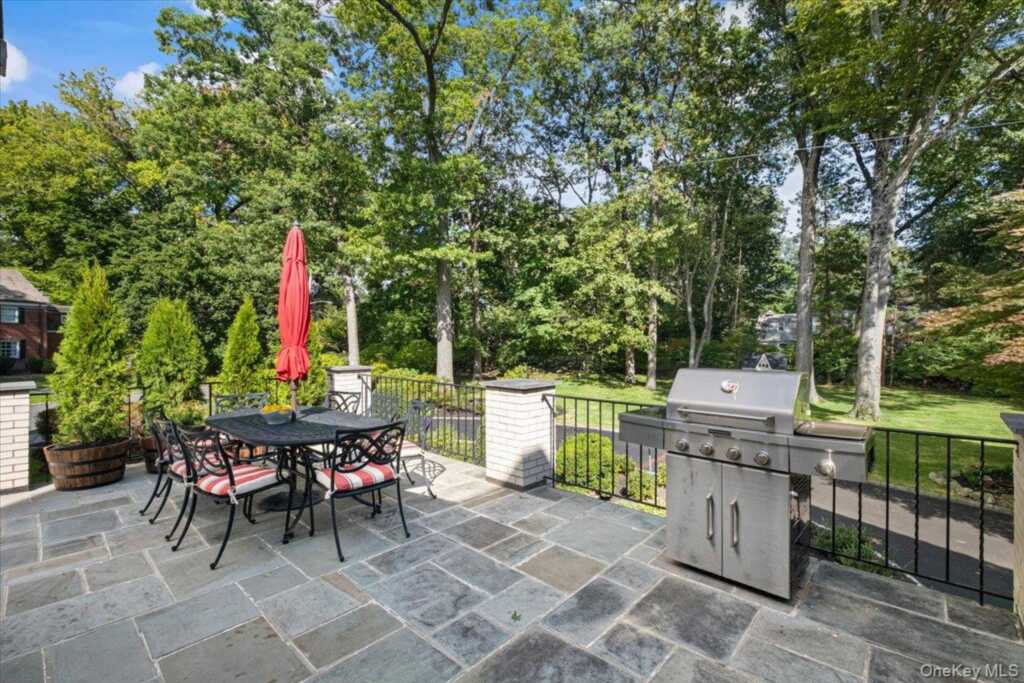451 Beechmont Drive, New Rochelle, NY 10804 - Photo 28 of 36