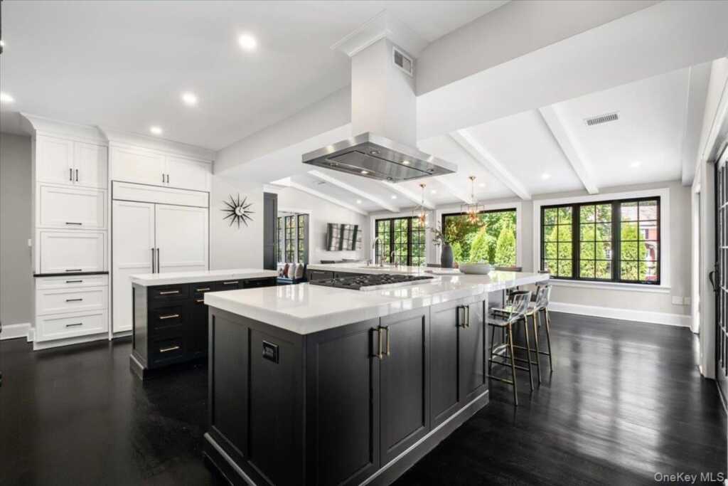 451 Beechmont Drive, New Rochelle, NY 10804 - Photo 3 of 36