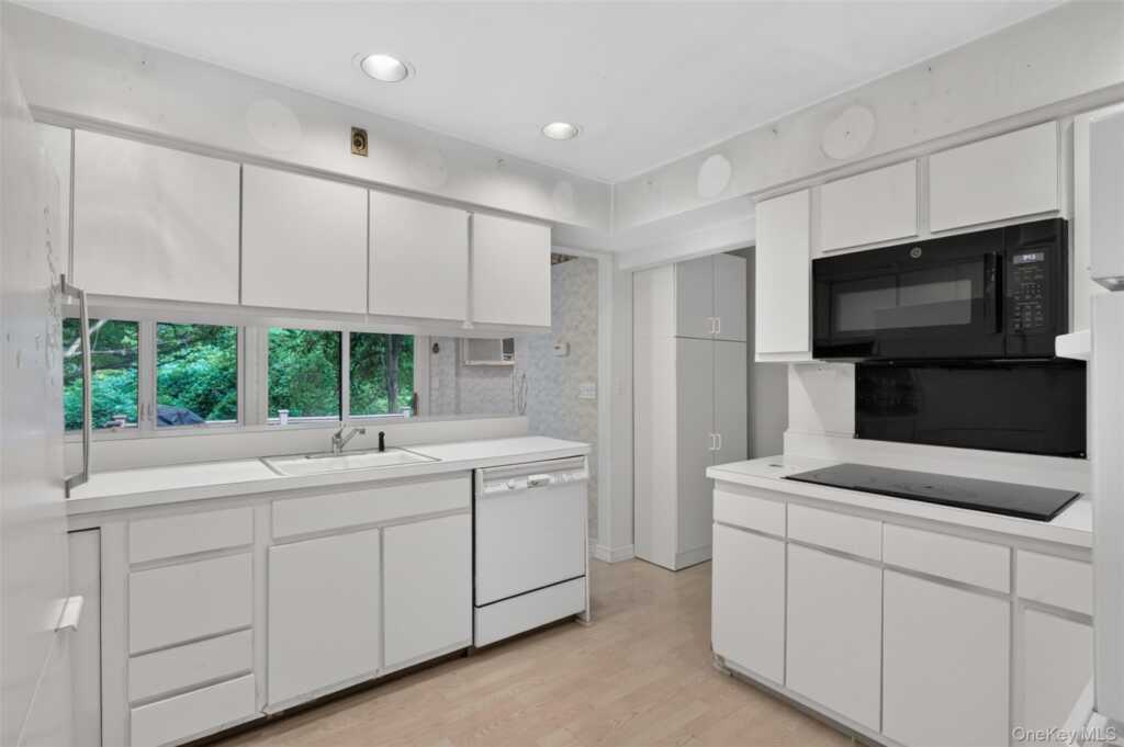 38 Beverly Road, White Plains, NY 10605 - Photo 13 of 50