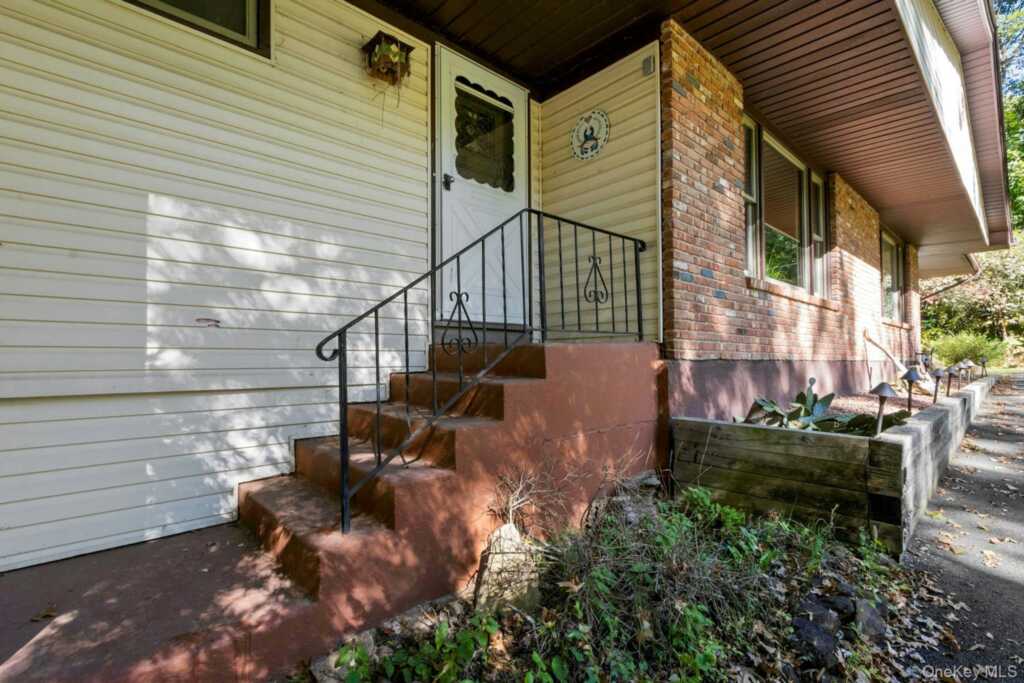 61 Rolling Ridge Road, New City, NY 10956 - Photo 4 of 23