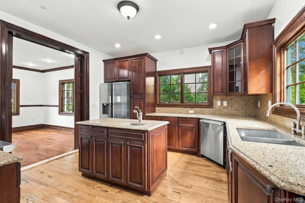 265 Old Mamaroneck Road, White Plains, NY 10605 - Photo 12 of 48