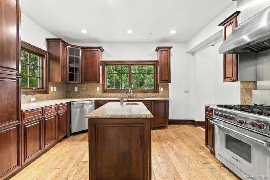 265 Old Mamaroneck Road, White Plains, NY 10605 - Photo 14 of 48