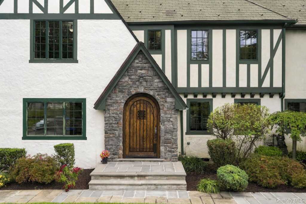 265 Old Mamaroneck Road, White Plains, NY 10605 - Photo 4 of 48