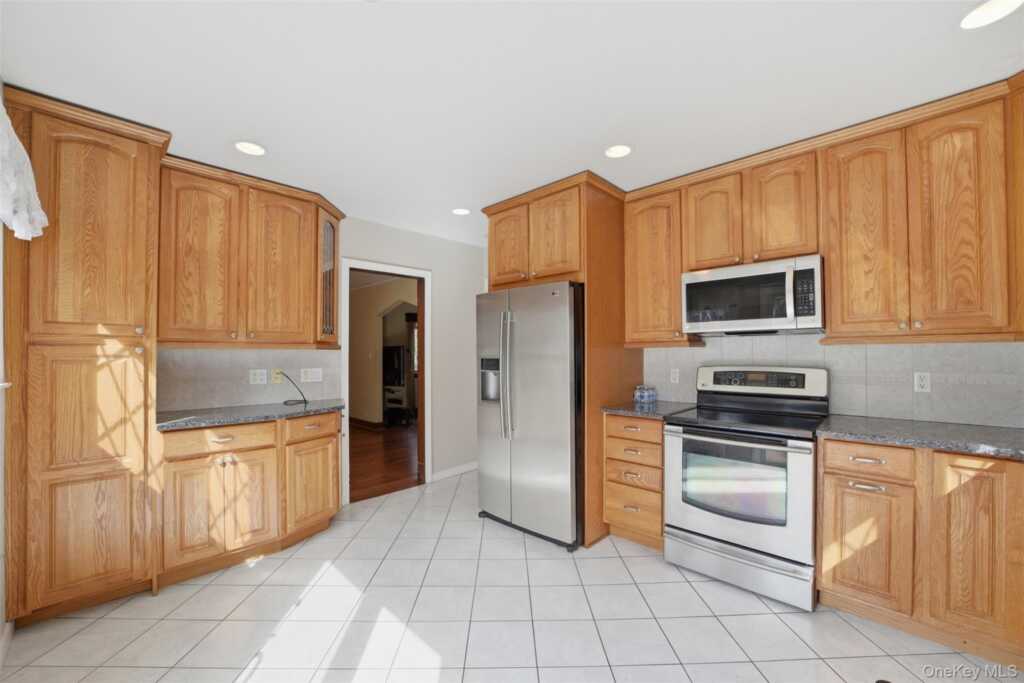 187 Neuton Avenue, Rye, NY 10573 - Photo 15 of 33