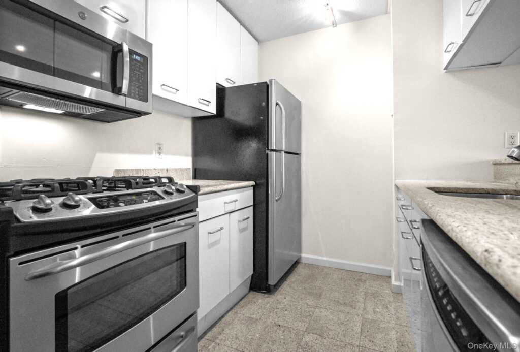 4 Martine Avenue, Unit #1619, White Plains, NY 10606 - Photo 3 of 24
