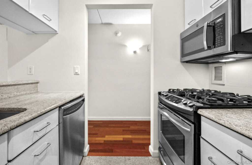 4 Martine Avenue, Unit #1619, White Plains, NY 10606 - Photo 4 of 24