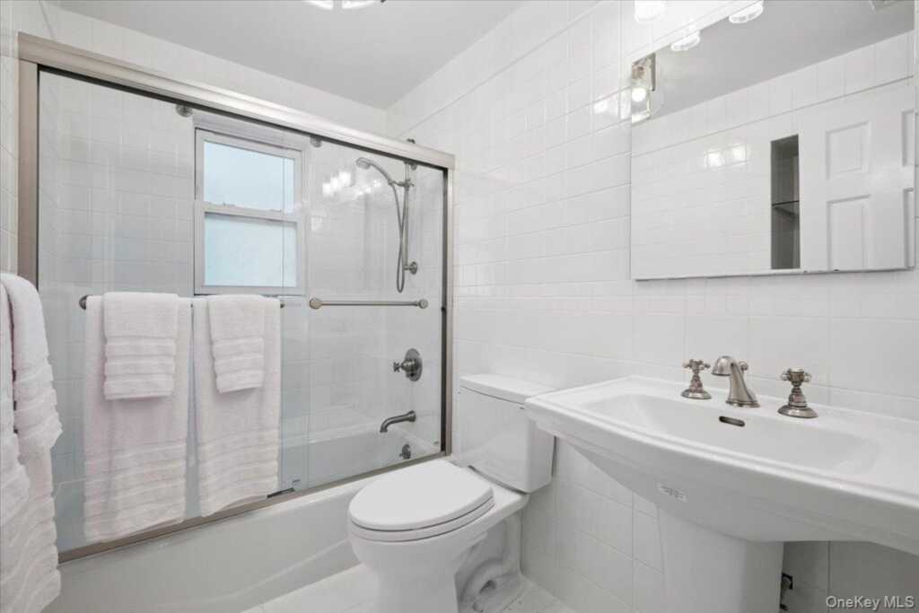 159 Wykagyl Terrace, New Rochelle, NY 10804 - Photo 15 of 27