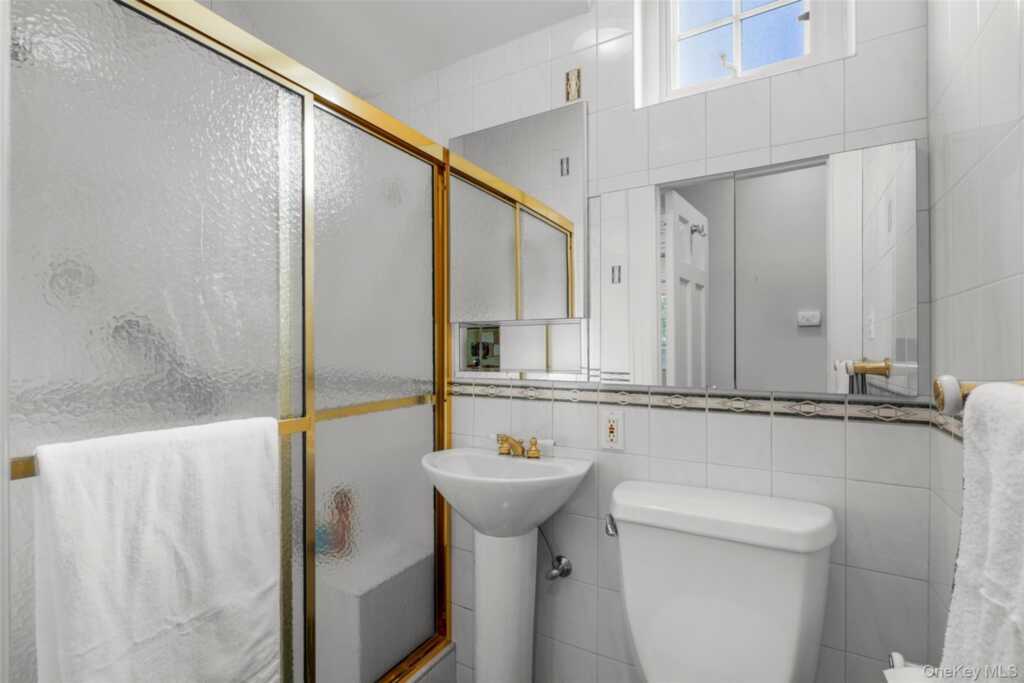 132 Overlook Road, New Rochelle, NY 10804 - Photo 11 of 37