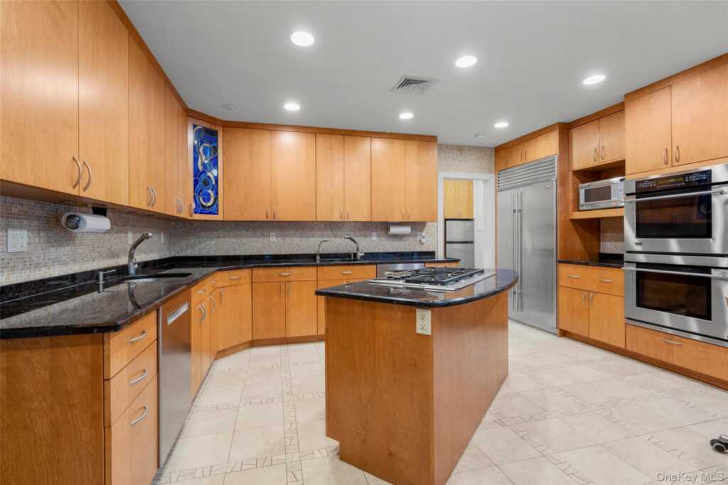 132 Overlook Road, New Rochelle, NY 10804 - Photo 6 of 37