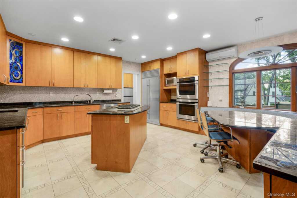 132 Overlook Road, New Rochelle, NY 10804 - Photo 7 of 37