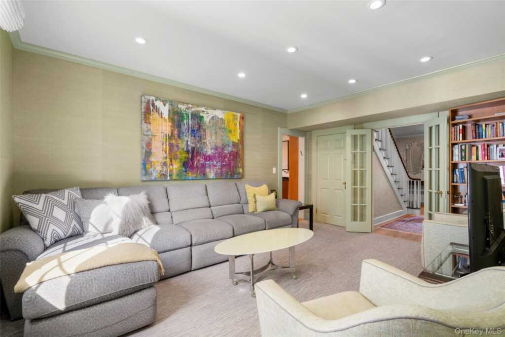 132 Overlook Road, New Rochelle, NY 10804 - Photo 9 of 37