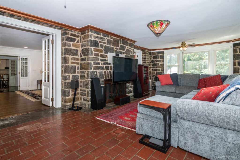 209 Beechmont Drive, New Rochelle, NY 10804 - Photo 11 of 48