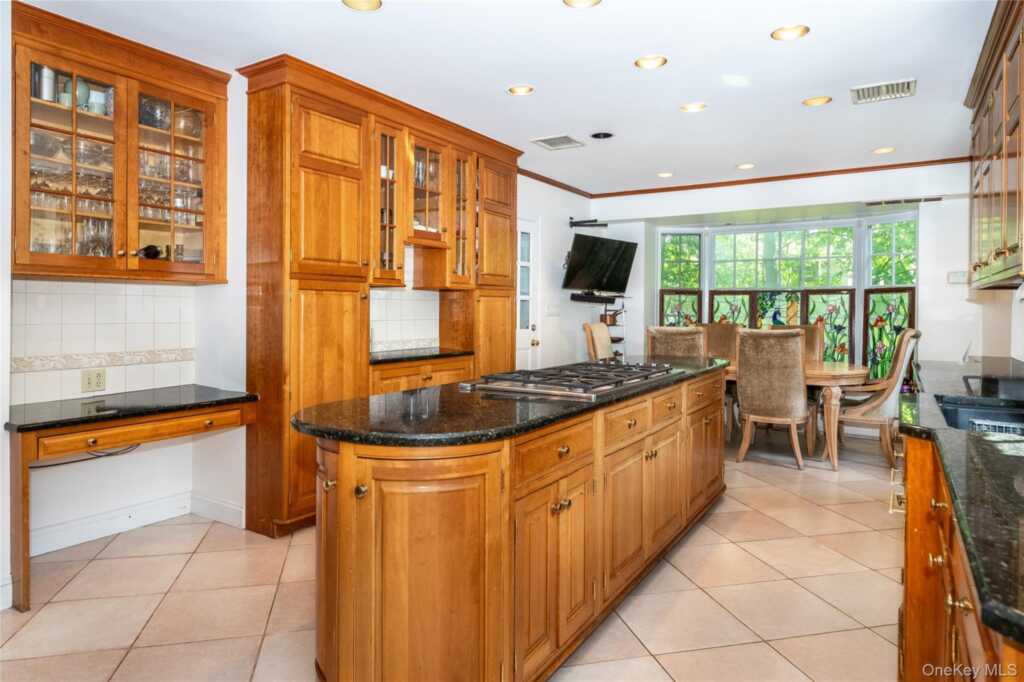 209 Beechmont Drive, New Rochelle, NY 10804 - Photo 13 of 48