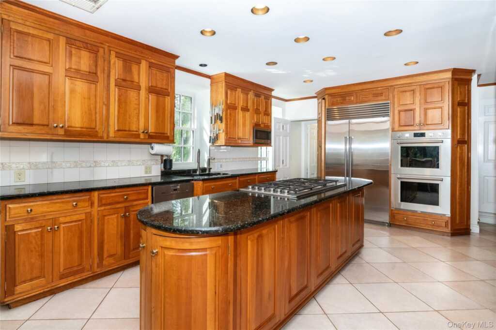 209 Beechmont Drive, New Rochelle, NY 10804 - Photo 14 of 48