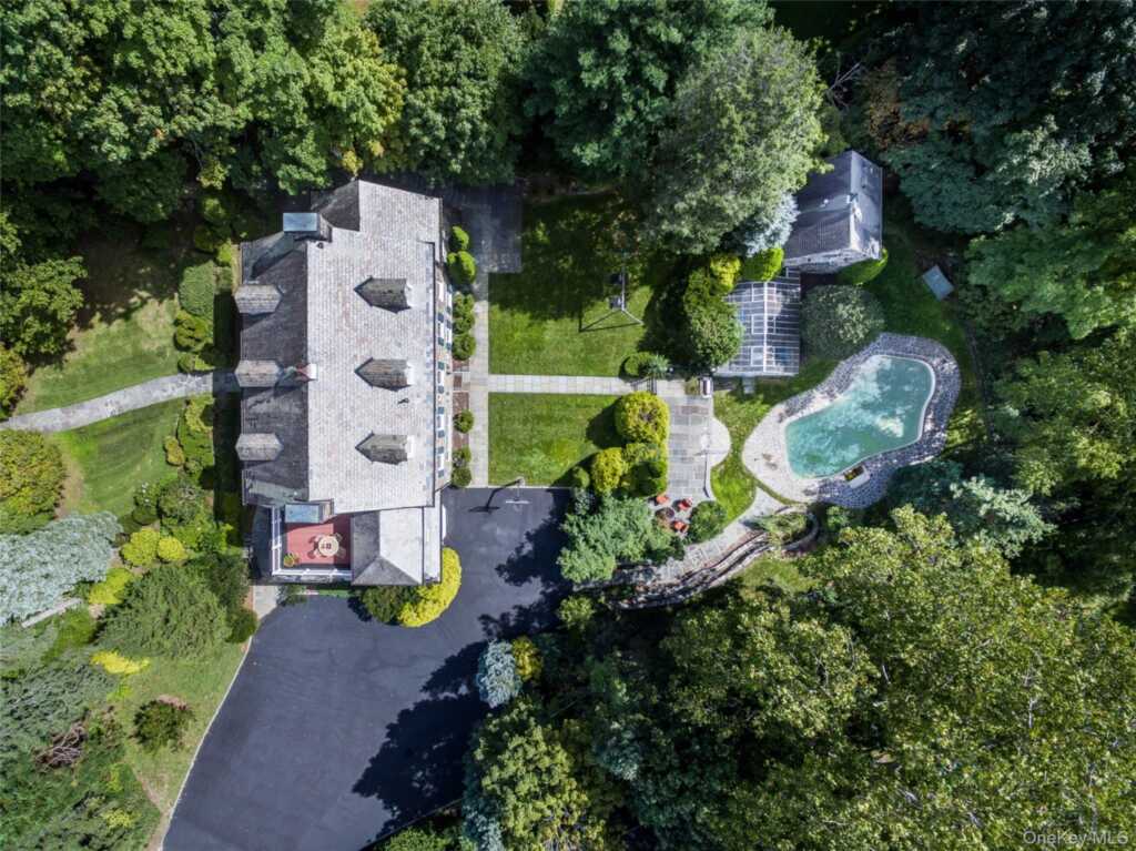 209 Beechmont Drive, New Rochelle, NY 10804 - Photo 2 of 48