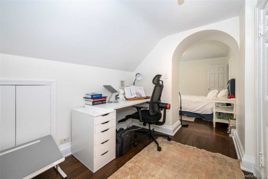 209 Beechmont Drive, New Rochelle, NY 10804 - Photo 24 of 48