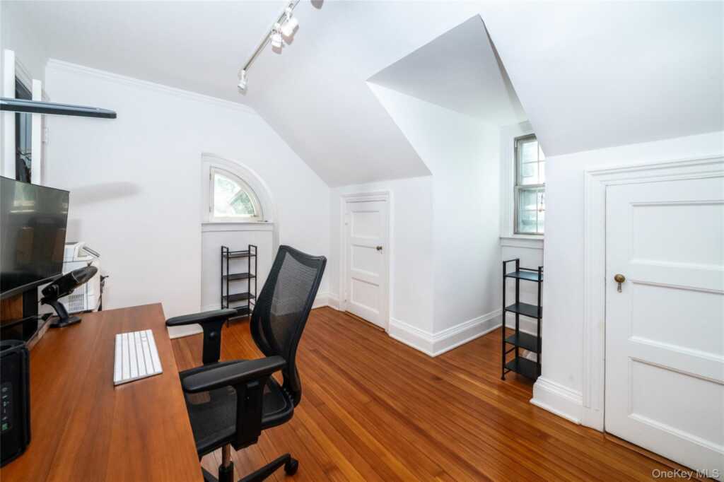 209 Beechmont Drive, New Rochelle, NY 10804 - Photo 26 of 48