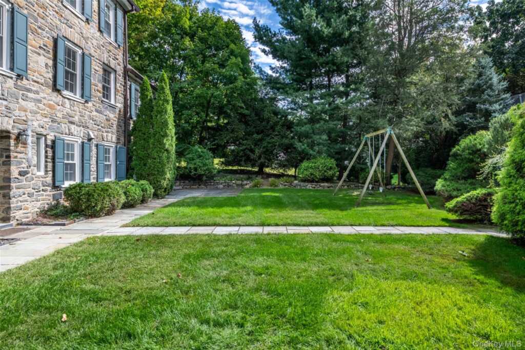 209 Beechmont Drive, New Rochelle, NY 10804 - Photo 39 of 48