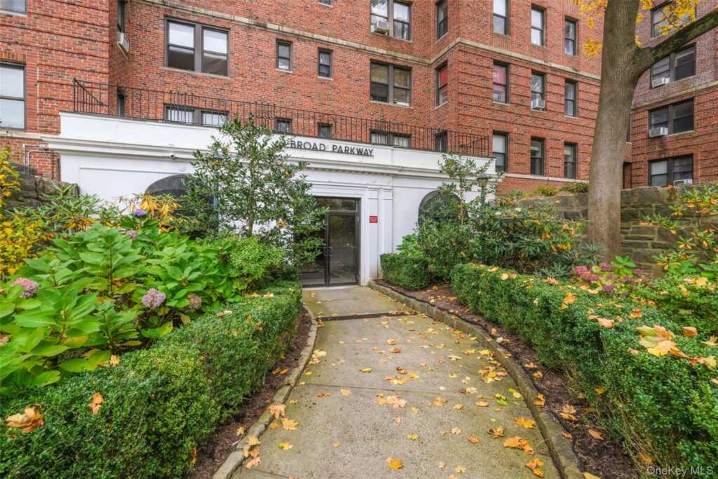 1 Broad Parkway, Unit #4L, White Plains, NY 10601