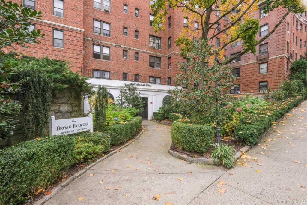 1 Broad Parkway, Unit #4L, White Plains, NY 10601 - Photo 2 of 22
