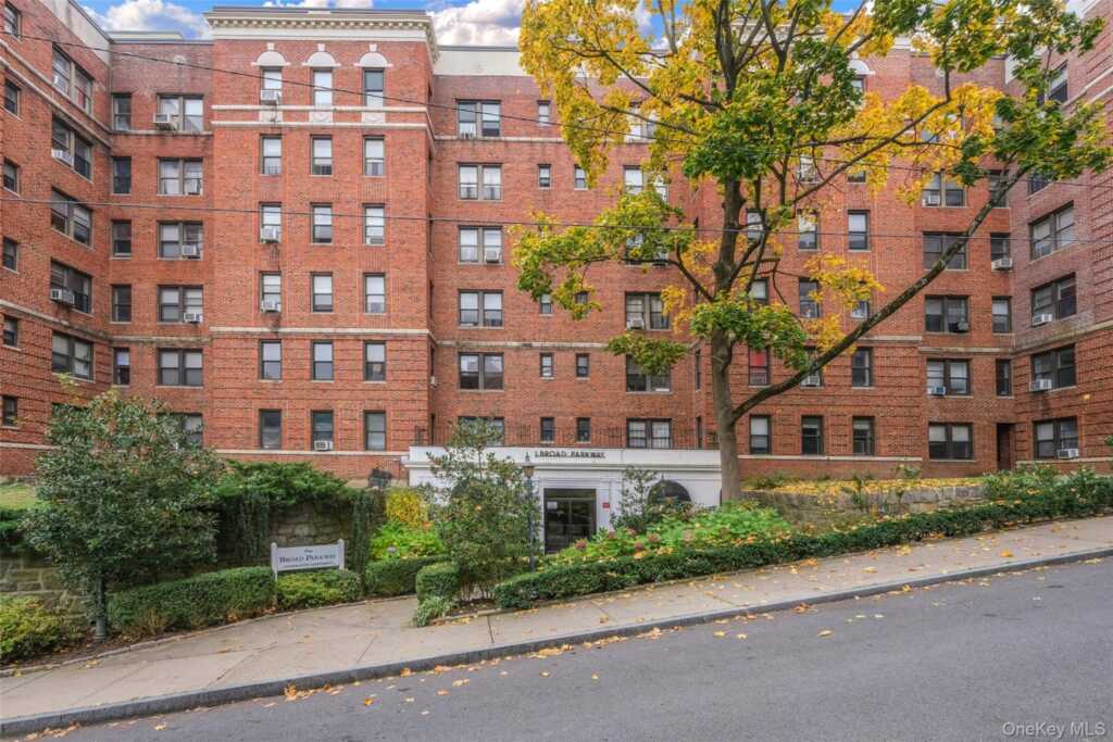 1 Broad Parkway, Unit #4L, White Plains, NY 10601 - Photo 3 of 22