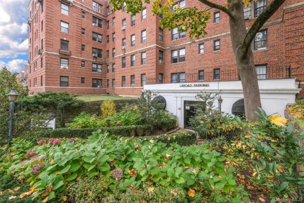 1 Broad Parkway, Unit #4L, White Plains, NY 10601 - Photo 4 of 22
