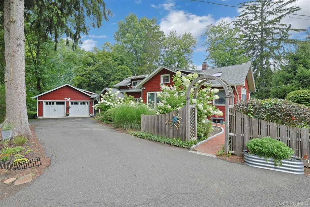 4 Carlann Lane, Valley Cottage, NY 10989 - Photo 4 of 37