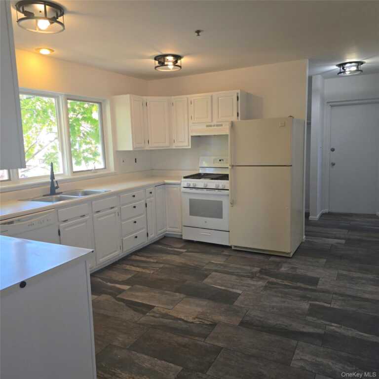 225 High Avenue, Nyack, NY 10960 - Photo 4 of 32