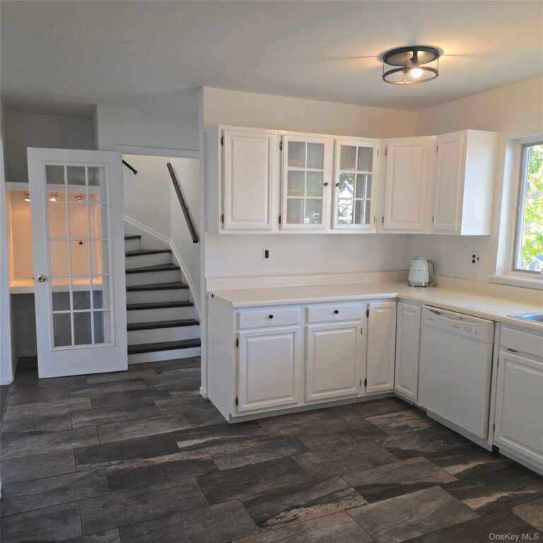 225 High Avenue, Nyack, NY 10960 - Photo 5 of 32