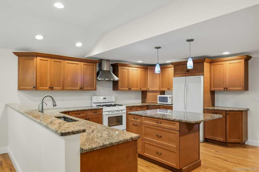 33 Short Hill Road, New City, NY 10956 - Photo 4 of 22