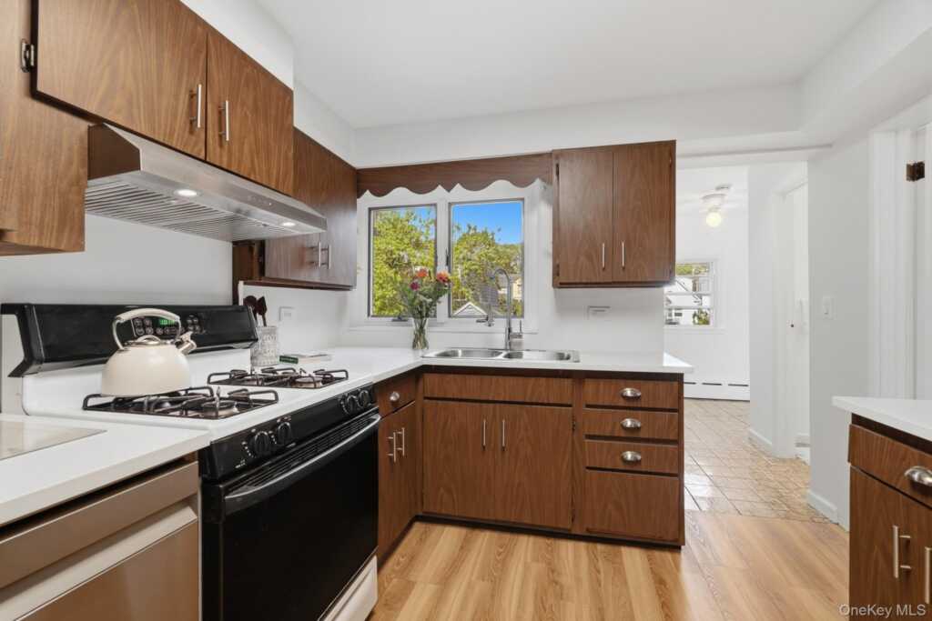 82 Quinby Avenue, White Plains, NY 10606 - Photo 14 of 44
