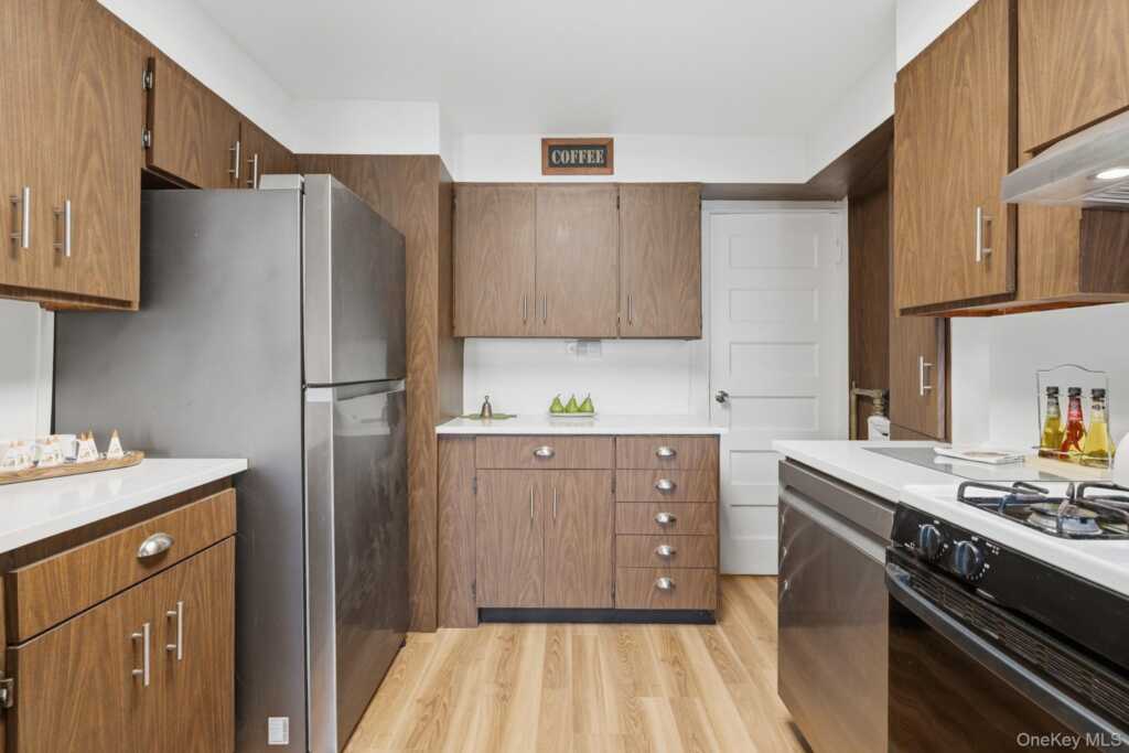 82 Quinby Avenue, White Plains, NY 10606 - Photo 15 of 44