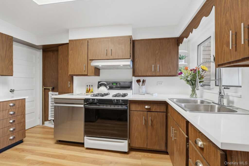 82 Quinby Avenue, White Plains, NY 10606 - Photo 16 of 44